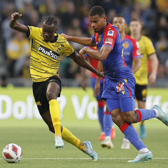 Basels Andy Diouf, rechts, und YBs Cheikh Niasse in Aktion, im Super League Spiel zwischen dem BSC Young Boys Bern und dem FC Basel, am Sonntag, 30. Oktober 2022 im Stadion Wankdorf in Bern. (KEYSTONE ...