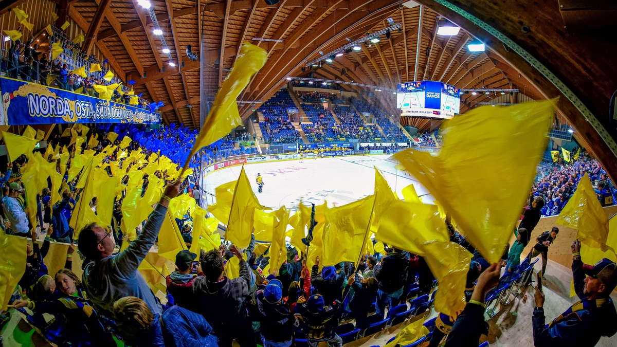 Eine grossartige Stimmung gleich zu Beginn des Spiels in der neu renovierten Eishalle von Davos, aufgenommen beim Eishockey Meisterschaftsspiel der National League zwischen dem HC Davos und dem SC Ber ...