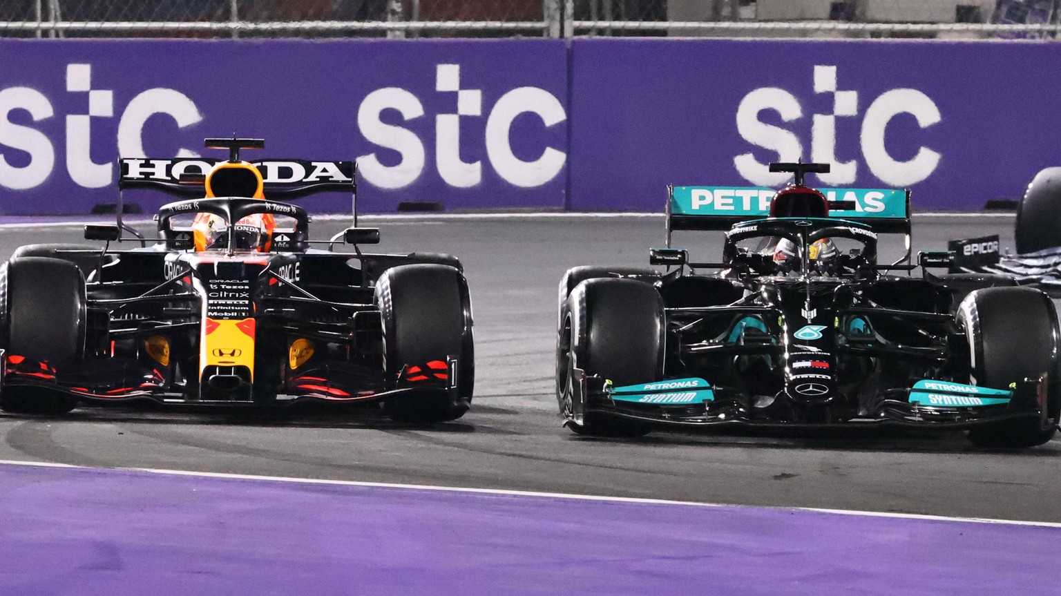IMAGO / Motorsport Images

Formula 1 2021: Saudi Arabia GP JEDDAH STREET CIRCUIT, SAUDI ARABIA - DECEMBER 05: Sir Lewis Hamilton, Mercedes W12, battles with Max Verstappen, Red Bull Racing RB16B, ahea ...
