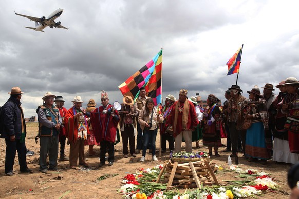 epaselect epa12807928 Aymara priests or 'Amautas' perform an ancestral ceremony in El Alto, Bolivia, 09 March 2026. Relatives of the victims of the 27 February 2026 military plane crash, whi ...