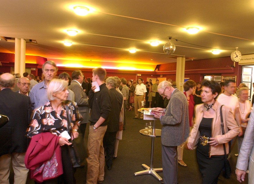 Viele Theaterbesucher haben sich am Mittwoch, 22. Mai 2002, vor der Auffuehrung von Thomas Huerlimanns Stueck &quot;Synchron&quot; im Foyer des Zuercher Schauspielhauses am Pfauen getroffen. Die Stadt ...