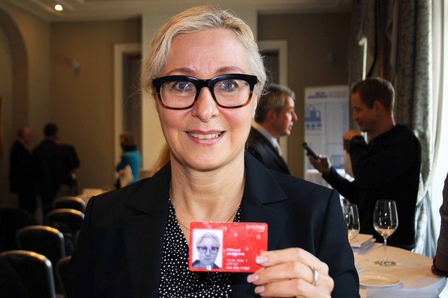 SBB-Personenverkehr-Chefin&nbsp;Jeannine Pilloud hat Freude an ihrem SwissPass.