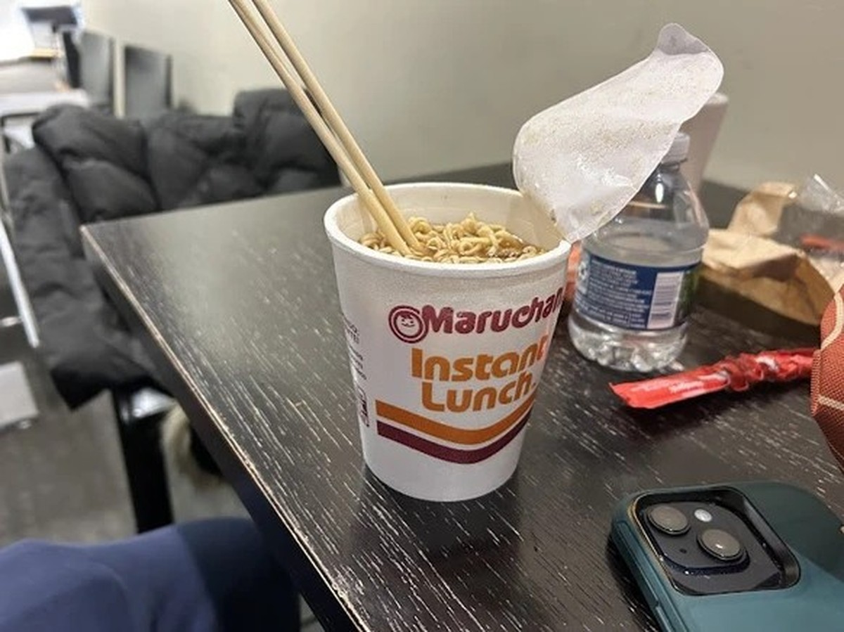 instant noodles Chicago airport Swissport lounge