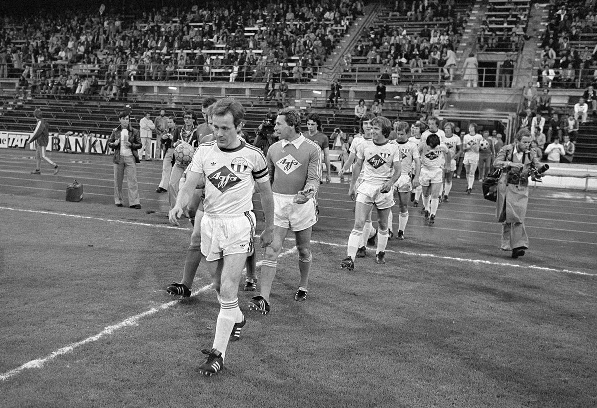 Der FC Zürich war 1976 der erste Schweizer Fussballverein, der Werbung auf seine Trikots platzierte.
https://www.fcz.ch/pages/museum