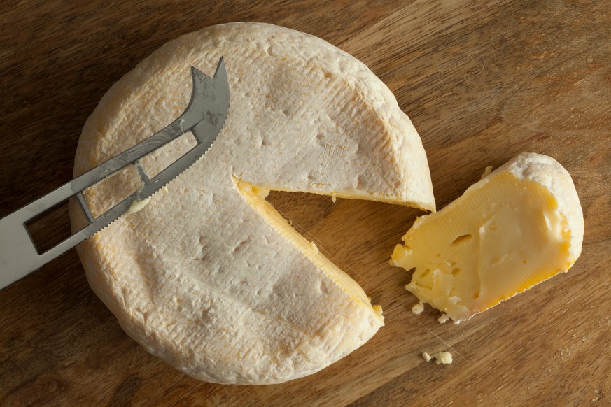 reblochon käse frankreich savoie essen food shutterstock