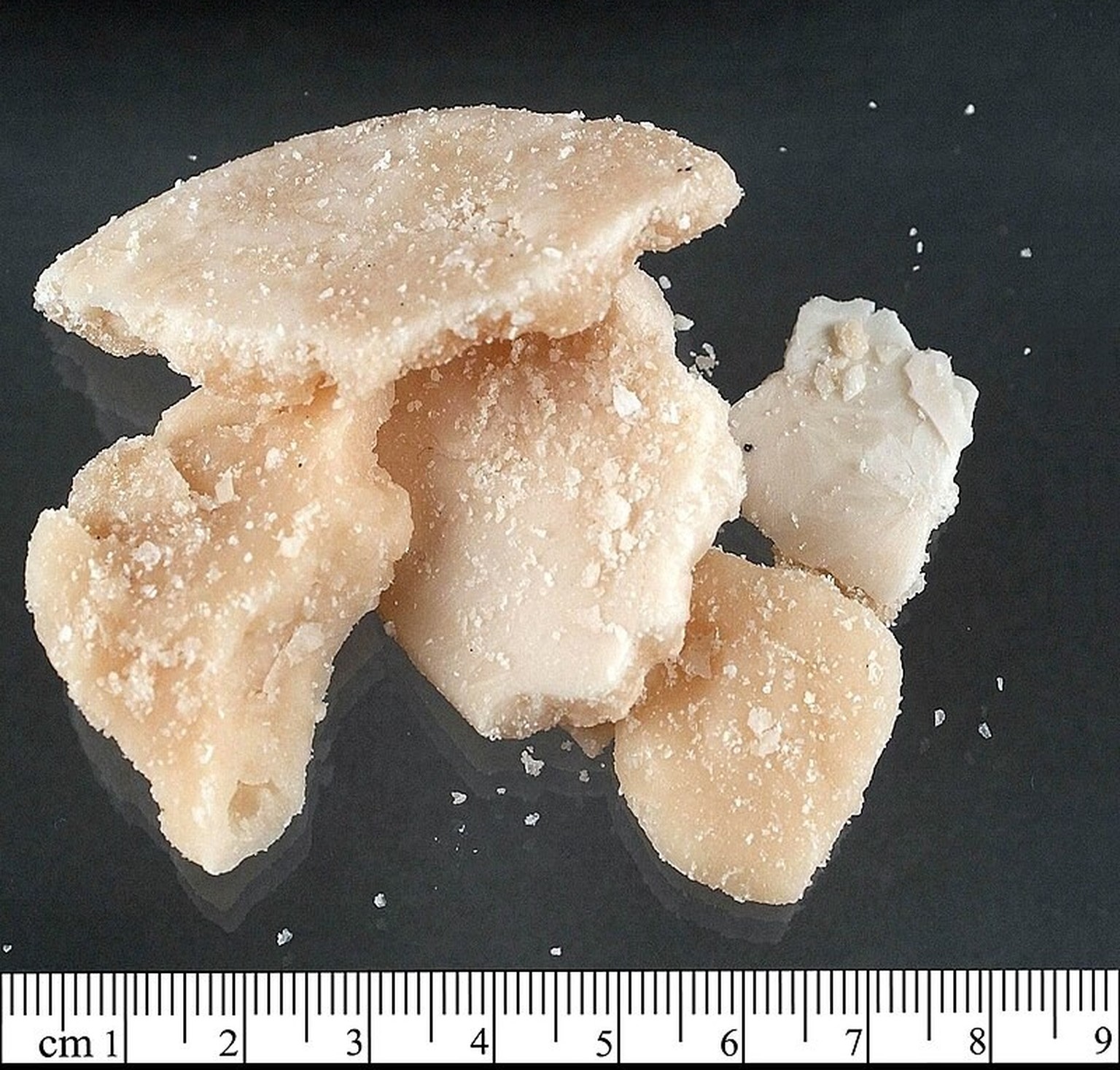 Crackkörner (oben ein Zoll-Lineal)
https://de.wikipedia.org/wiki/Crack_(Droge)#/media/Datei:Rocks_of_crack_cocaine.jpg