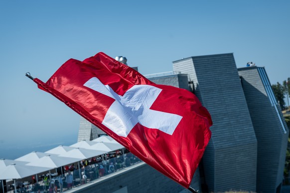 Eine Schweizerfahne an der Bundesfeier am Nationalfeiertag auf dem Monte Generoso, am Samstag, 1. August 2020. (KEYSTONE/Ti-Press/Elia Bianchi)