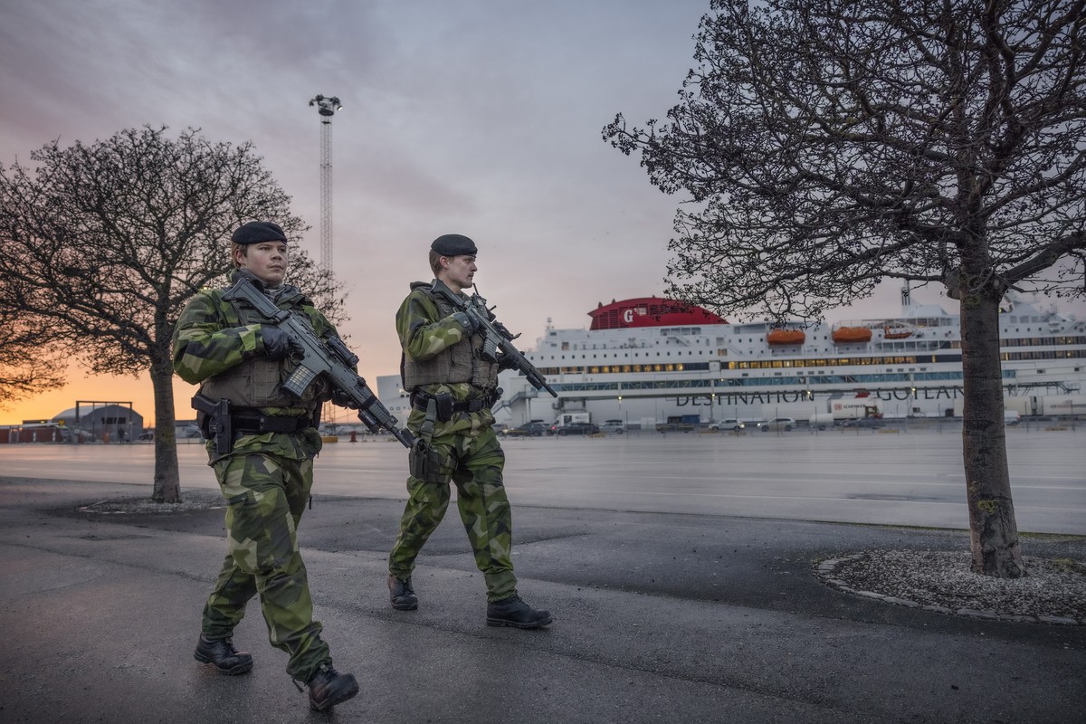 epa09684511 Soldiers from Gotland's regiment patrol in Visby harbor, Sweden, 13 January 2022 (issued 14 January 2022). Russia's mobilization at Ukraine's border and the increased tone b ...