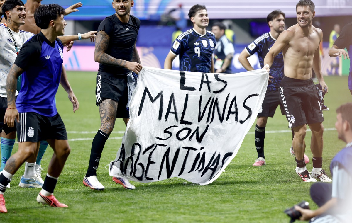 epa13114668 Players of Argentina hold a banner reading 'The Falkland Islands are Argentine' as they celebrate their victory in the FIFA World Cup 2026 semifinals match England against Argent ...