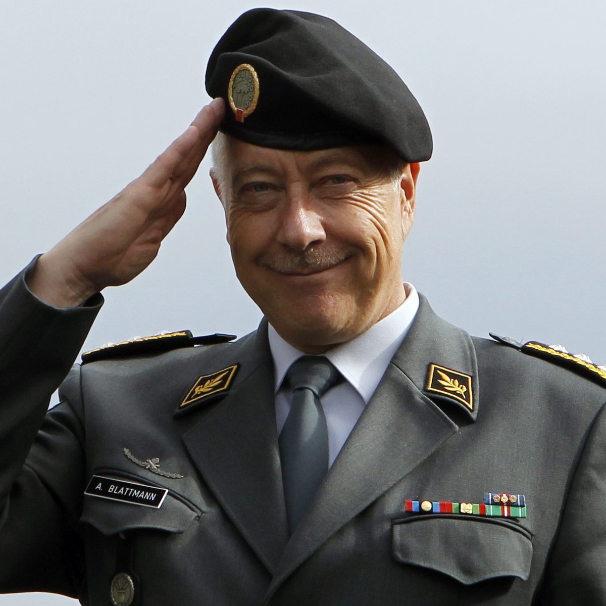 ARCHIV --- ZUM RUECKTRITT VON ARMEECHEF ANDRE BLATTMANN STELLEN WIR IHNEN FOLGENDES BILD ZUR VERFUEGUNG --- Der Schweizer Armeechef Andre Blattmann, links, salutiert dem Umzug von mehreren hundert Rei ...