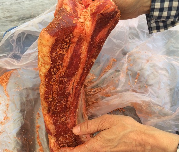 Dieses Fleisch braucht etwas Salz und Pfeffer: So wird es eingerieben.