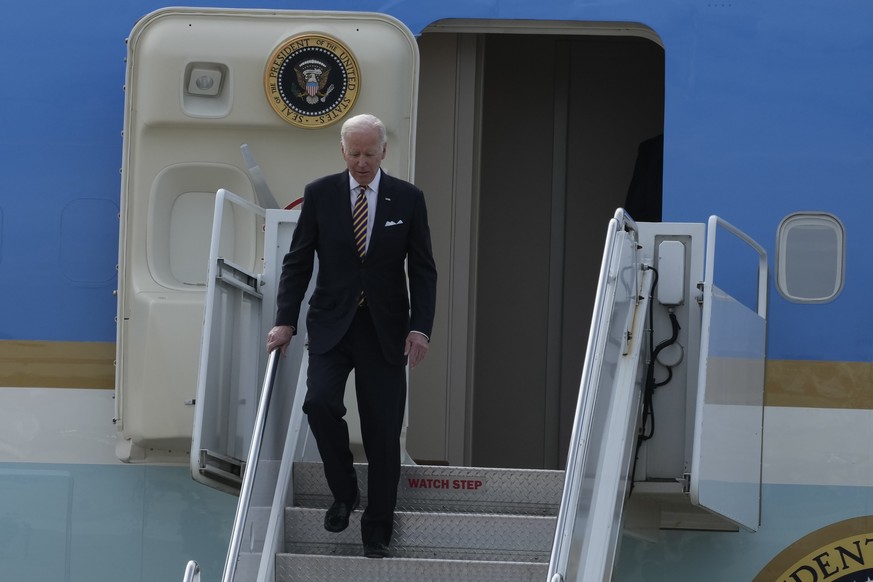 U.S. President Joe Biden arrives on Air Force One for the Association of Southeast Asian Nations (ASEAN) summit in Phnom Penh, Cambodia, Saturday, Nov. 12, 2022. (AP Photo/Heng Sinith)
Joe Biden