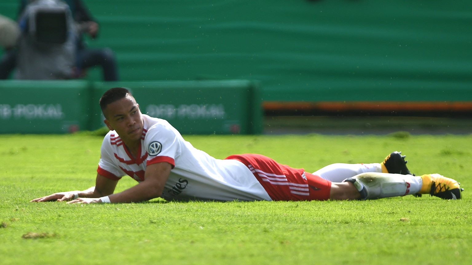 epa06142163 Hamburg&#039;s Bobby Wood reacts during the German DFB Cup 1st round match between VfL Osnabrueck and Hamburger SV in Osnabrueck, Germany, 13 August 2017. EPA/DAVID HECKER (ATTENTION: The  ...