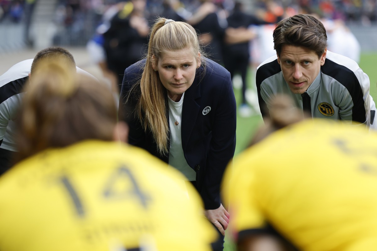 KEYPIX - Trainerin Imke Wuebbenhorst (YB), Mitte, Assistenztrainer Fabian Bill (YB), hinten rechts, und die Spielerinnen stehen zusammen, vor dem Fussball Spiel der Women's Super League zwischen  ...