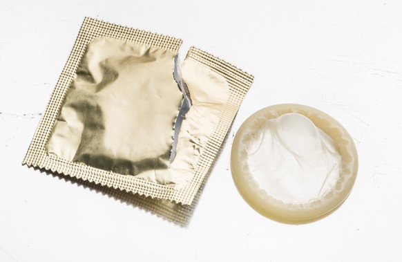 ARCHIVBILD ZUR MK DES BAG ZUR ENTWICKLUNG DER HIV-ZAHLEN UND ANDERER SEXUELL UEBERTRAGBARER KRANKHEITEN, AM MONTAG, 7. OKTOBER 2019 - A condom and packaging, photographed on February 1, 2017. (KEYSTON ...