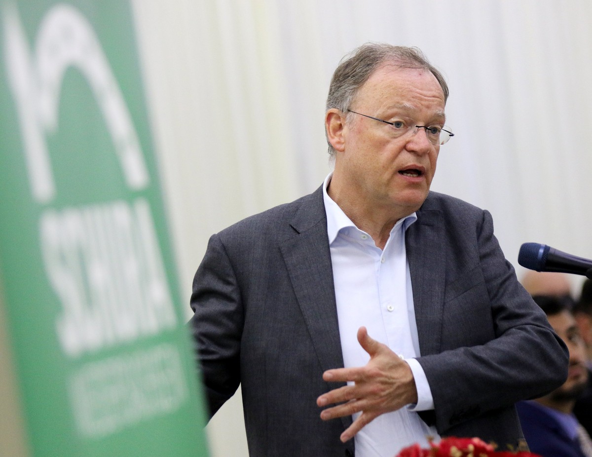 epa06006983 Germany's State Governor of Lower Saxony Stephan Weil speaks during the Iftar reception of the Regional Association of Muslims in Lower Saxony (Schura) in Hanover, northern Germany, 0 ...