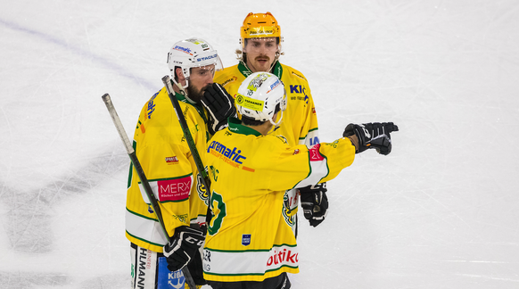 Kloten, Schweiz - 28. März 2022: Die drei Thurgauer Spieler 10 Jonathan Ang, 20 William Pelletier und Topskorer Ian Derungs besprechen sich. Eishockey *** Kloten, Switzerland 28 March 2022 The three T ...