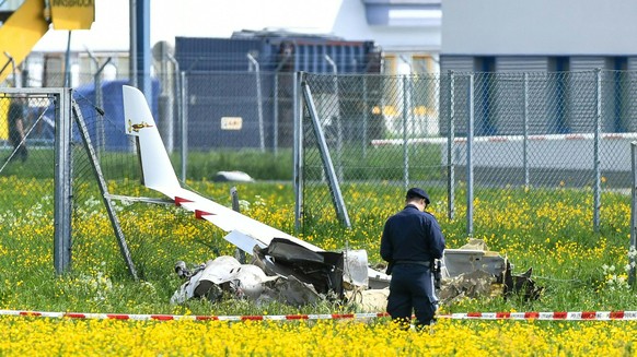 Beim Absturz eines Kleinflugzeugs im Bereich des Flughafens Innsbruck sind am Sonntag, 29. April 2018, die beiden Insassen ums Leben gekommen. Informationen zur Identitaet der beiden Verunglueckten wi ...