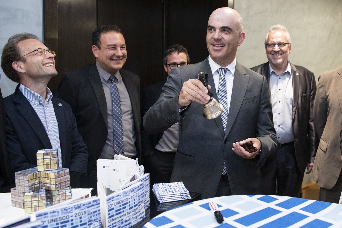 Bundesrat Alain Berset, Mitte, laeutet mit einer Glocke neben Theo Bregnard, Praesident Stadtrat La Chaux-de-Fonds, Jean-Nathanel Karakash, Staatsrat Neuenburg, Theo Huguenin-Elie, Stadtrat La Chaux-d ...