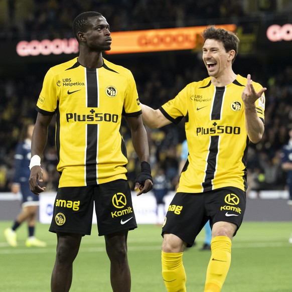 Ebrima Colley (YB), links, jubelt nach seinem Tor zum 1-0 mit Christian Fassnacht (YB), rechts, im Fussball Meisterschaftsspiel der Swiss Super League zwischen BSC Young Boys, YB, und FC Lausanne-Spor ...
