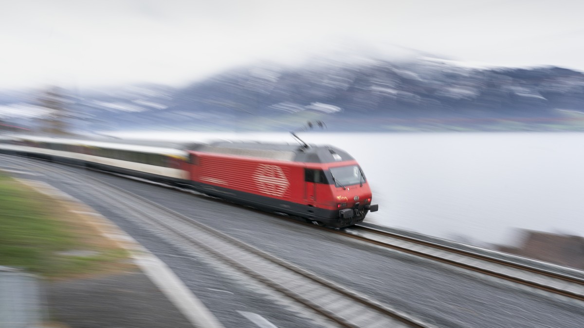 Ein SBB Zug faehrt auf der neuen Doppelspur-Strecke zwischen Arth-Goldau und Zug, am Sonntag, 13. Dezember 2020, in Walchwil. (KEYSTONE/Gaetan Bally)