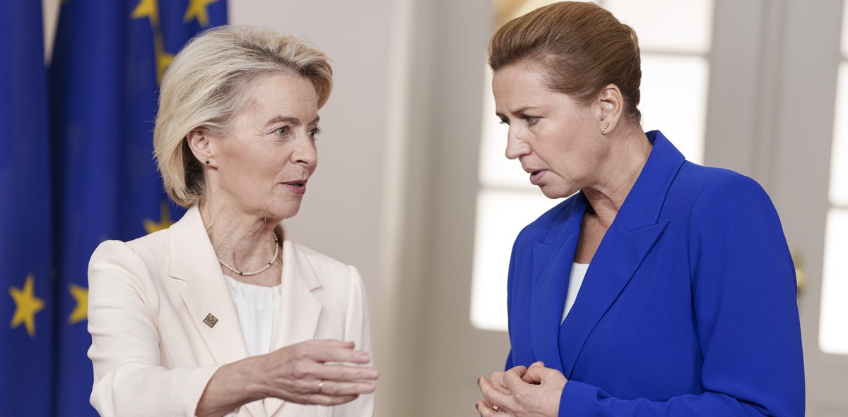 epa12420282 Danish Prime Minister Mette Frederiksen (R) welcomes President of the European Commission, Ursula von der Leyen at Christiansborg Castle in Copenhagen, Denmark, 01 October 2025, for an inf ...