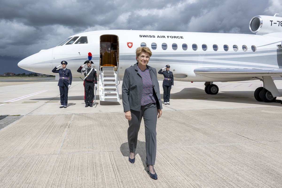 Die Schweizer Bundespraesidentin Viola Amherd bei ihrer Ankunft am Flughafen Rom Ciampino am Freitag, 3. Mai 2024 in Italien. Bundesraetin Viola Amherd wird waehrend ihres offiziellen Staatsbesuch in  ...