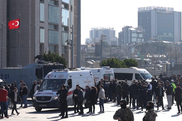 epa11130733 Police secure the area following an attack in front of the Istanbul Courthouse in Istanbul, Turkey, 06 February 2024. According to Turkey&#039;s Interior Minister Ali Yerlikaya, an attack  ...