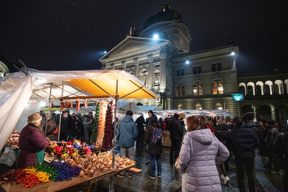 Zwiebelzoepfe werden angeboten am traditionellen Zibelemaerit, am Montag, 22. November 2021, in Bern. Aufgrund der schlechten Fruehlingswitterung steht nur rund die Haelfte der sonstigen Menge zum Ver ...