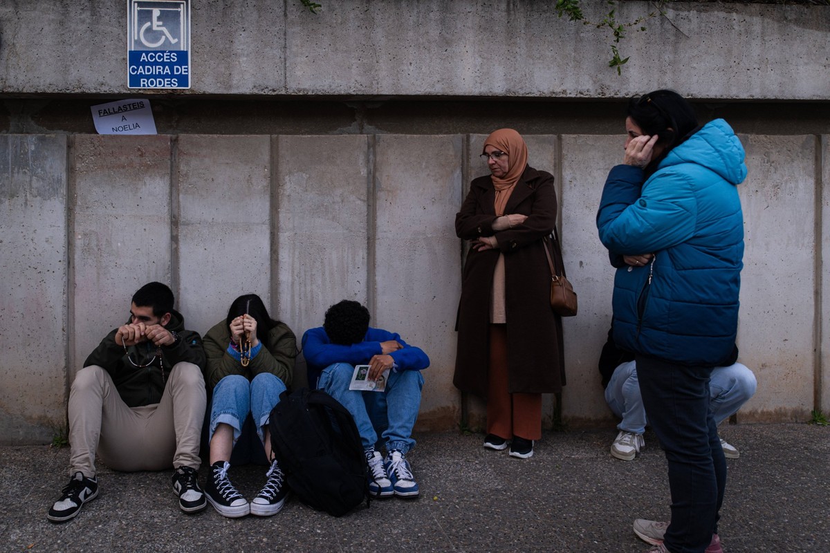 A judge in Barcelona refuses for the third time to suspend the euthanasia of Noelia Castillo A group of people pray at the entrance of the hospital Sant Camil, on March 26, 2026, in Sant Pere de Ribes ...