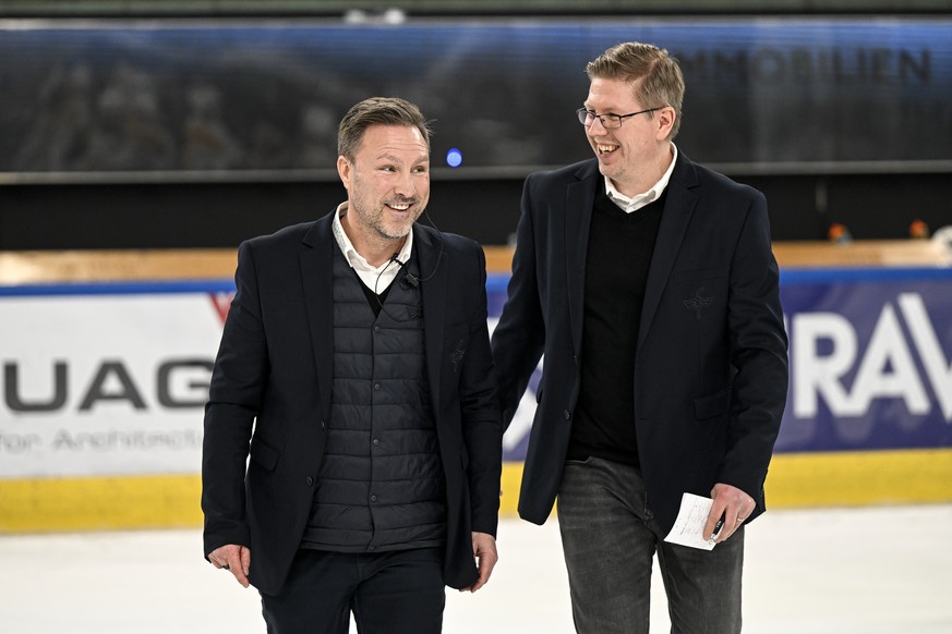 Ein gluecklicher Head Coach Jeff Tomlinson, links, mit seinem Assistant Coach Saku Martikainen nach dem 1:4 gewonnenen Spiel und dem Einzug in die pre-Playoffs, im Eishockey-Qualifikationsspiel der Na ...