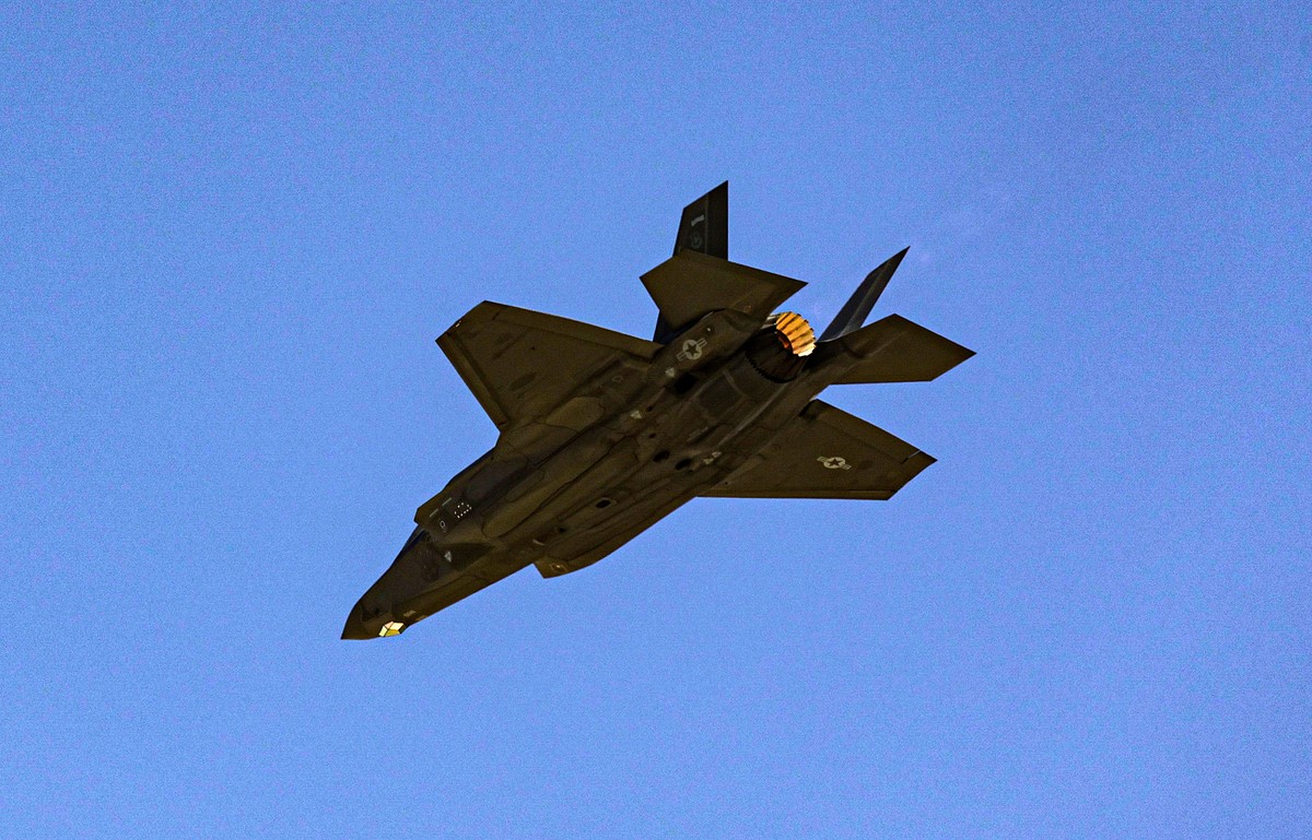 epa12537592 US Air Force's F-35 fighter jet performs a flying display during the Dubai Airshow 2025 at the Dubai World Central (DWC), also known as Al Maktoum International Airport, in Jebel Ali, ...