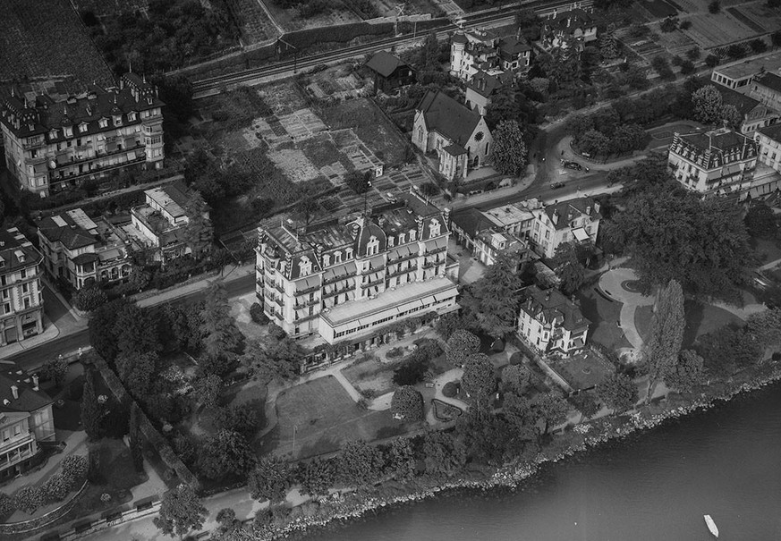 Leopold und Wilhelmine geniessen das Leben im Hotel «Continental» in Montreux.
https://ba.e-pics.ethz.ch/catalog/ETHBIB.Bildarchiv/r/525648/viewmode=infoview/qsr=hotel%20continental%20montreux