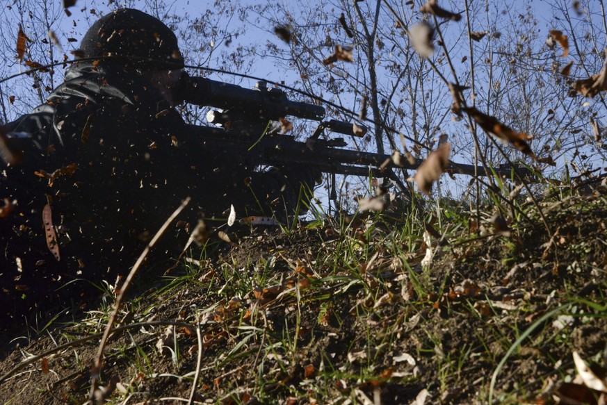 Pro-russische Soldaten verteidigen ihre Position.