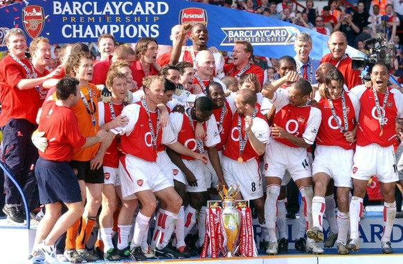 Liverpool win the Premier League package File photo dated 15-05-2004 of Arsenal players celebrate with the Barclaycard Premiership trophy after their match against Leicester City at Arsenal s Highbury ...