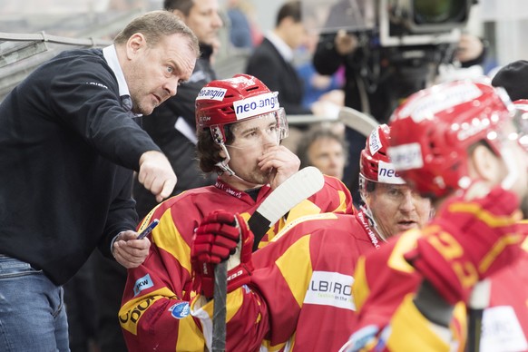 Tigers Head Coach Heinz Ehlers, links, gibt Anweisungen an Yannick-Lennart Albrecht, rechts, im ersten Eishockey Spiel der Platzierungsrunde der National League zwischen den SCL Tigers und dem Lausann ...