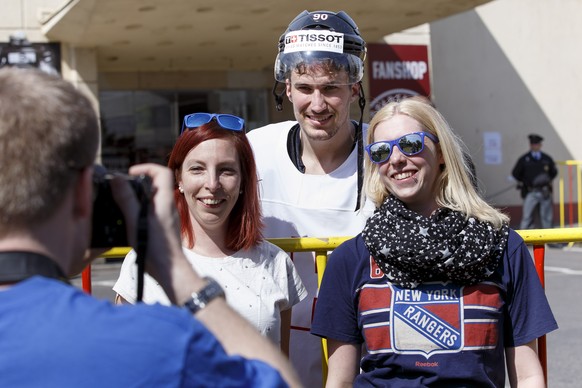 Roman Josi: Zeit für Fan-Fotos, aber noch lange nicht Zeit, um aufzugeben.