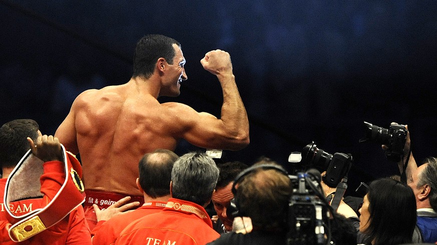 ARCHIVBILD ZUM RUECKTRITT DES BOXERS WLADIMIR KLITSCHKO, AM DONNERSTAG, 03. AUGUST 2017. ---- IBF, IBO, WBO Heavyweight Box Champion Wladimir Klitschko from the Ukraine celebrates after he won his fig ...