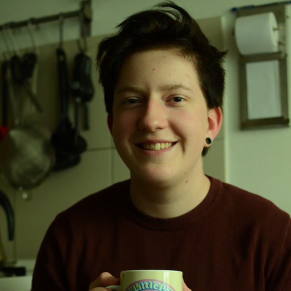 James mit einer Tasse Tee. Überhaupt nicht niedergeschmettert.