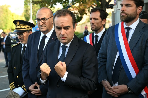 KEYPIX - epa12446545 France&#039;s Prime Minister Sebastien Lecornu (C), flanked by Droite Republicaine MP Vincent Jeanbrun (R), Ensemble Pour la Republique MP Mathieu Lefevre (2-R), Paris Police Pref ...