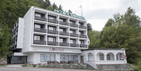 Das Hotel Loewen direkt neben dem Schulhaus von Seelisberg, fotografiert anlaesslich einer Infoveranstaltung ueber eine geplante Asylunterkunft, am Donnerstag 4. August 2016, in Seelisberg, Kanton Uri ...