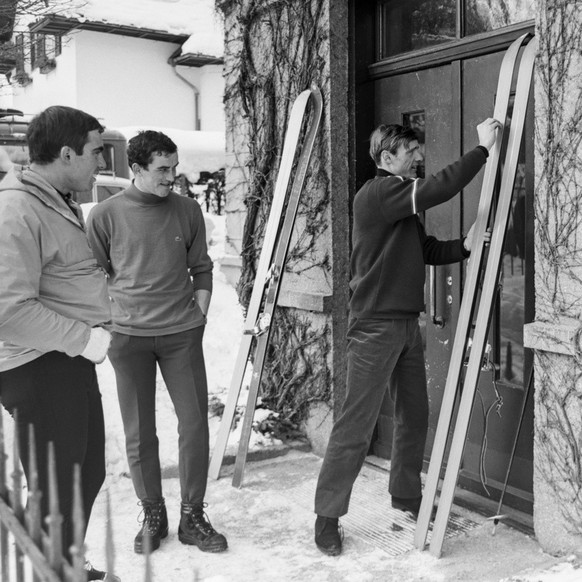 Jean-Claude Killy wachst bei den Skirennen in Kitzbuehel seine Abfahrtsskis, aufgenommen im Januar 1966. (KEYSTONE/PHOTOPRESS-ARCHIV/Str)