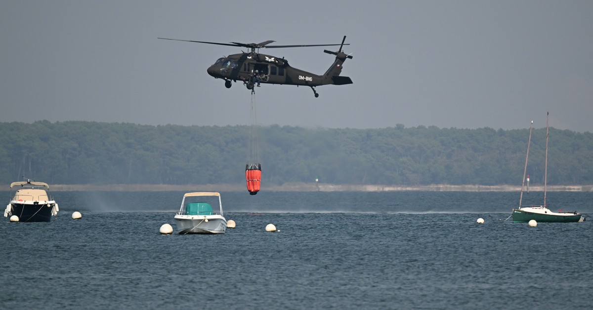 A Black Hawk helicopter picks up water in a Bambi Bucket as wildfires rage near Lege Cap Ferret, outside Bordeaux, France, Monday, July 27, 2026. (AP Photo/Emma Da Silva)
France Wildfires