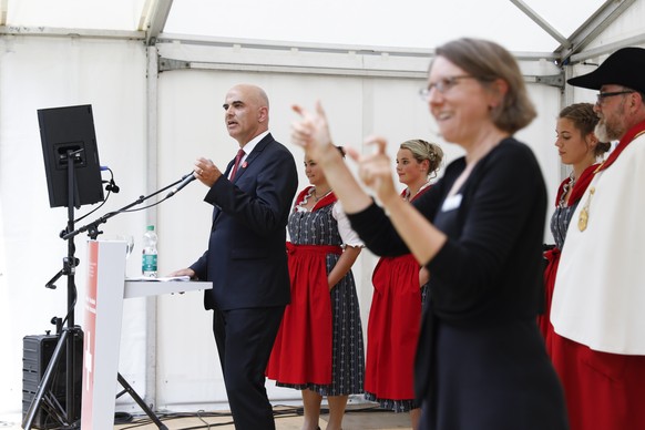 Bundespraesident Alain Berset spricht waehrend seiner 1. August-Ansprache neben einer Uebersetzerin fuer Gebaerdensprache, am Mittwoch, 1. August 2018. (KEYSTONE/Peter Klaunzer)