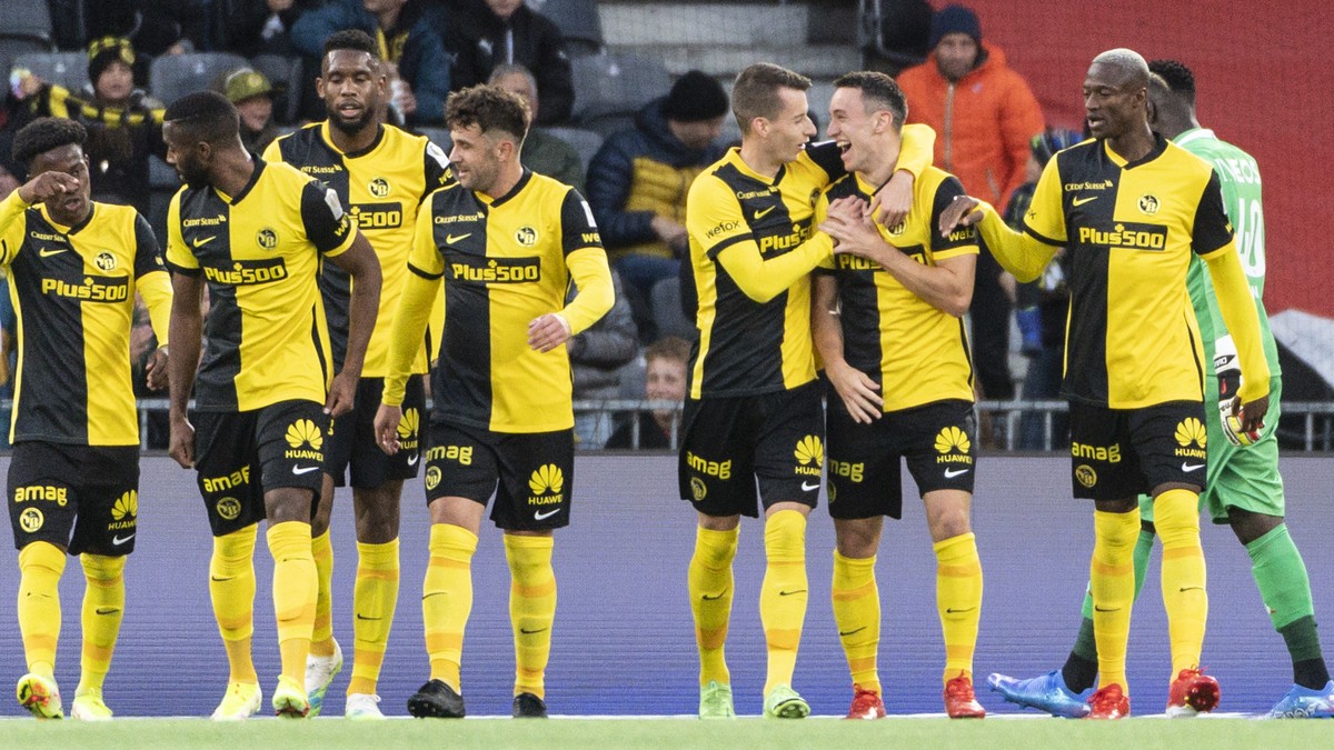 Die Berner feiern das 1:0 durch Silvan Hefti, 3. von rechts, im Fussball Meisterschaftsspiel der Super League zwischen dem BSC Young Boys und dem FC Lausanne-Sport im Stadion Wankdorf in Bern, am Sams ...
