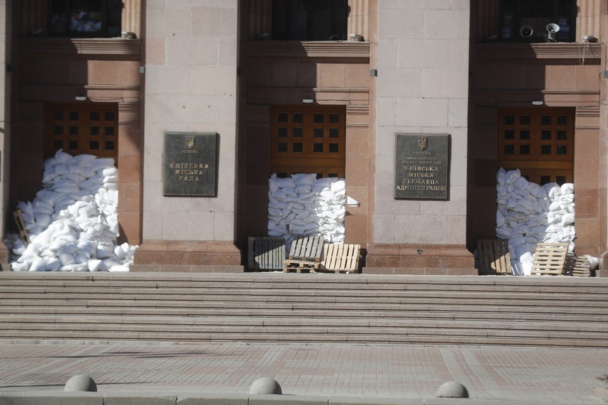 epa09791607 Sand bags and pallets outside the Kiev City Hall in Kiev (Kyiv), Ukraine, 28 February 2022. Russian troops entered Ukraine on 24 February prompting the country&#039;s president to declare  ...