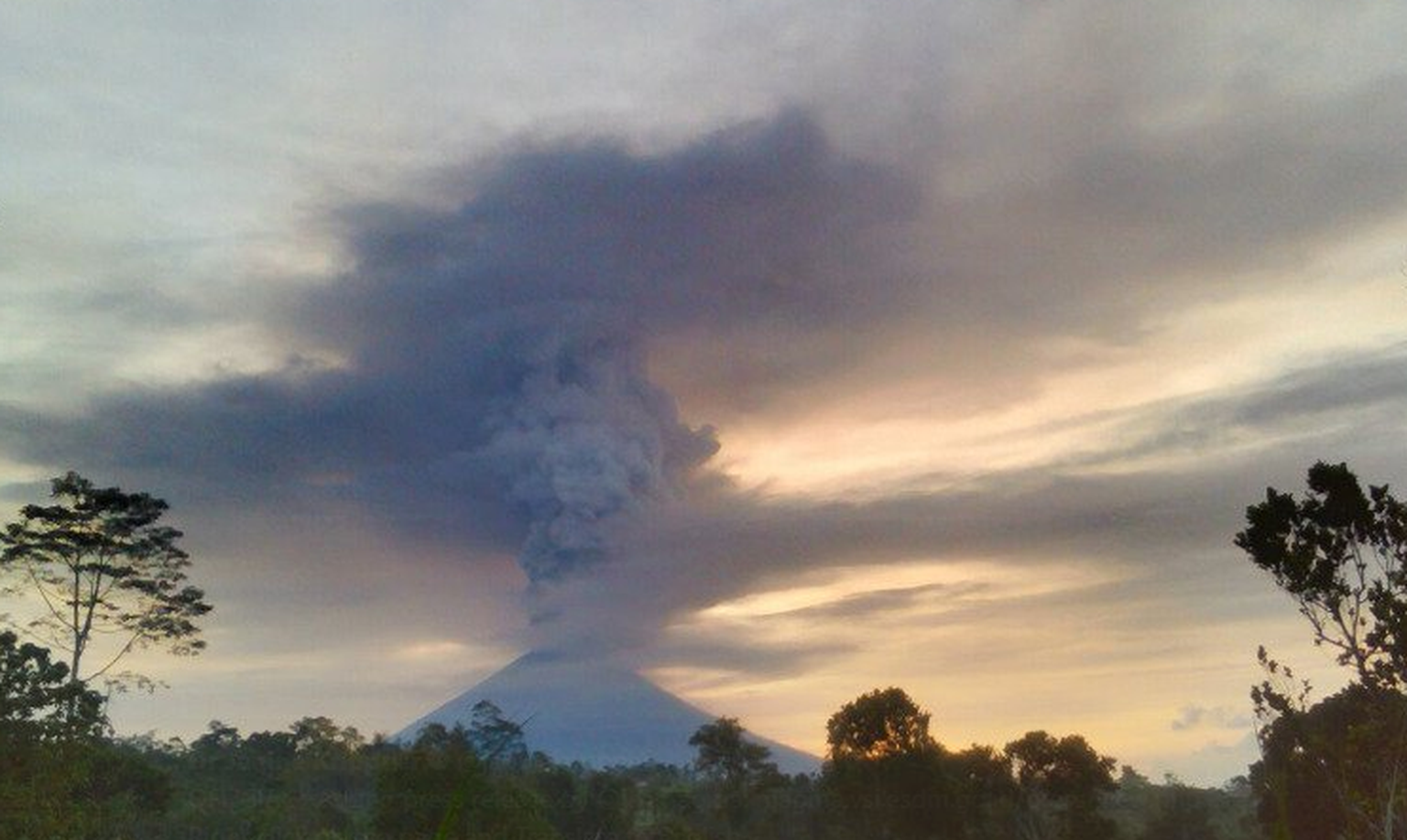 Ein Ausbruch des Gunung Agun steht kurz bevor: Auf Bali steigt eine gigantische Rauchwolke in den Himmel.&nbsp;