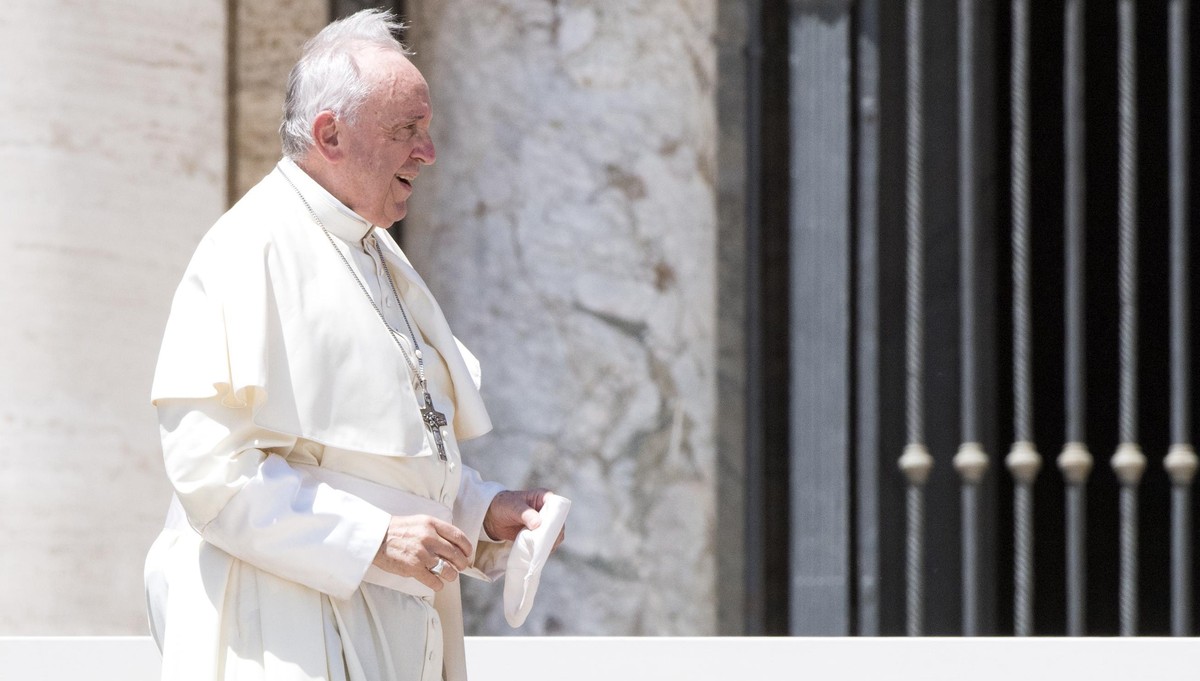 epa06804140 Pope Francis holds his skullcup as a gust of wind blows on him as he leads his Wednesday General audience in Saint Peter's Square at the Vatican, 13 June 2018. EPA/CLAUDIO PERI