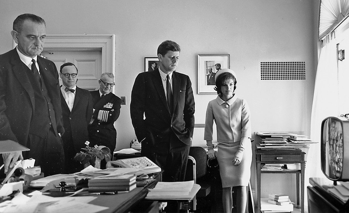 Präsident Kennedy, die First Lady, Vizepräsident Lyndon Johnson, Arthur M. Schlesinger, Jr. und Admiral Arleigh Burke verfolgen Shepards Aufbruch ins All im Fernsehen. Zweieinhalb Minuten nach dem Sta ...