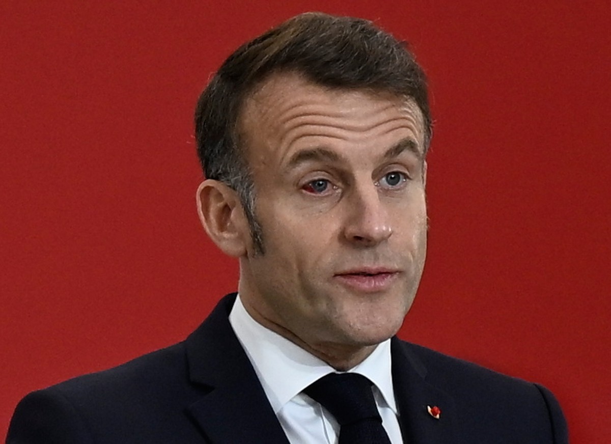 epa12650913 French President Emmanuel Macron delivers a speech during a visit to the Istres Air Force Base in Istres, southern France, 15 January 2026. The French president travelled to the Istres air ...